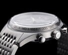 Боковой вид хронографа Timex Marlin Jet с большим выпуклым стеклом из хезалита, тахиметрической шкалой, корпусом из матовой нержавеющей стали, кнопкой хронографа типа «насос», заводной головкой с логотипом Jet и браслетом из нержавеющей стали