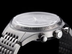 Боковой вид хронографа Timex Marlin Jet с большим выпуклым стеклом из хезалита, тахиметрической шкалой, корпусом из матовой нержавеющей стали, кнопкой хронографа типа «насос», заводной головкой с логотипом Jet и браслетом из нержавеющей стали