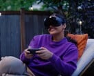 На изображении представлена гарнитура Valve Steam Frame VR с контроллером