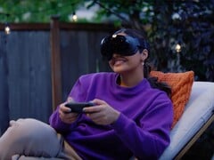 На изображении представлена гарнитура Valve Steam Frame VR с контроллером
