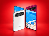 Смартфон Coolpad Cool X Wide, показанный спереди и сзади в белом и красном цветах.