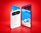 Смартфон Coolpad Cool X Wide, показанный спереди и сзади в белом и красном цветах.