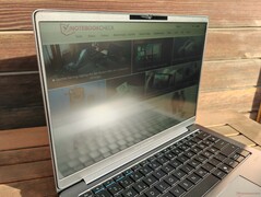 Просмотр на открытом воздухе под солнцем