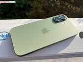 Будущие модели iPhone могут быть оснащены чипом производства Intel (на фото: iPhone 17; источник изображения: Notebookcheck, отредактировано)