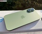 Будущие модели iPhone могут быть оснащены чипом производства Intel (на фото: iPhone 17; источник изображения: Notebookcheck, отредактировано)