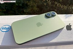 Будущие модели iPhone могут быть оснащены чипом производства Intel (на фото: iPhone 17; источник изображения: Notebookcheck, отредактировано)