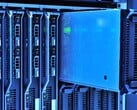 Серверные стойки с синей подсветкой в центре обработки данных