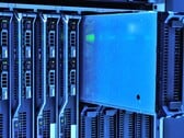 Серверные стойки с синей подсветкой в центре обработки данных