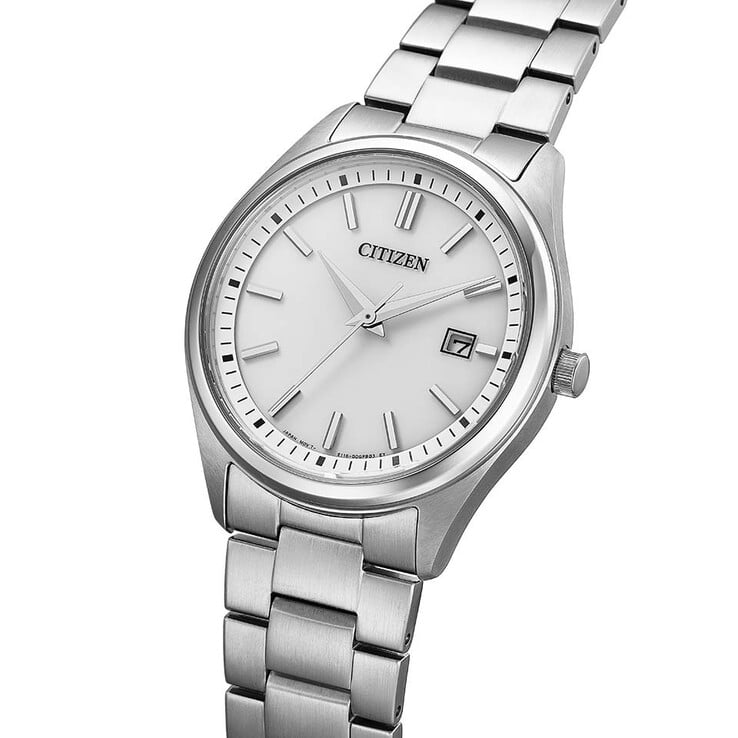 Вид спереди в три четверти на классические часы Citizen BM1350-54A Eco-Drive с серебристым циферблатом, окошком даты в положении «3 часа», корпусом из нержавеющей стали и браслетом из той же стали.