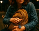 Клипса Pebblebee Clip может оповестить Ваши контактные лица о чрезвычайных ситуациях нажатием одной кнопки. (Источник изображения: Pebblebee)