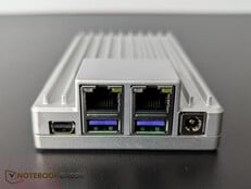 Спереди: 2x 2.5 GbE, 2x USB 3.1, Mini-DP, питание