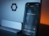 На экране смартфона отображается интерфейс ChatGPT с вопросом «Чем я могу вам помочь?»