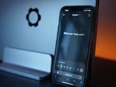 На экране смартфона отображается интерфейс ChatGPT с вопросом «Чем я могу вам помочь?»