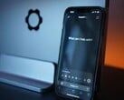 На экране смартфона отображается интерфейс ChatGPT с вопросом «Чем я могу вам помочь?»