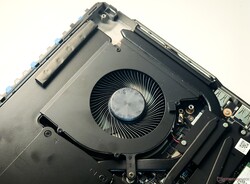В Titan 18 HX AI используется система охлаждения с двумя вентиляторами и четырьмя выхлопными трубами