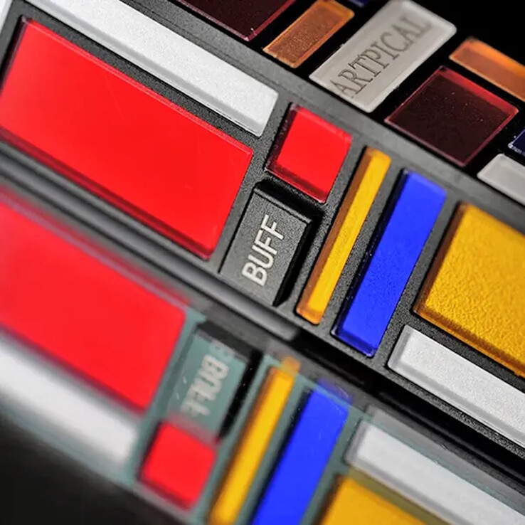 Усиление для наушников можно регулировать между тремя настройками нажатием кнопки Buff.