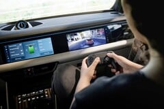 Игра в новом электрическом внедорожнике Porsche Macan 2026 года (Источник изображения: Porsche)
