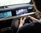 Игра в новом электрическом внедорожнике Porsche Macan 2026 года (Источник изображения: Porsche)