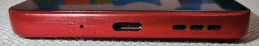 Снизу: микрофон, порт USB-C, динамики