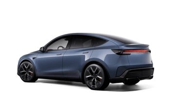 Модель 3 в цвете Frost Blue Metallic.