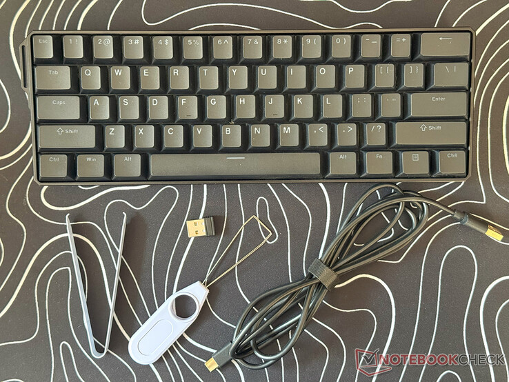 В комплект поставки MonsGeek Fun60 Ultra входят съемники клавиш и переключателей, USB-кабель и донгл 2,4 ГГц