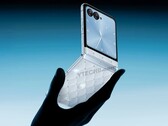 Компания Motorola, по всей видимости, работает над созданием флип-телефона с кристаллами Сваровски (Источник изображения: Ytechb)