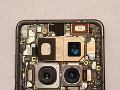 Vivo X300 Ultra оснащен тремя камерами на задней панели.