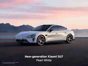... и 2026 Xiaomi SU7 в жемчужно-белом цвете.