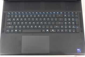 Несколько клавиш были изменены по сравнению со старшей моделью Alienware m18 R2, например, кнопка питания и новая клавиша "Stealth mode"