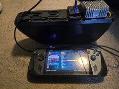 ASUS ROG Ally X, подключенный к большому аккумулятору eBike с помощью DIY понижающего преобразователя напряжения, демонстрирует успешную работу в режиме расширенного питания. (Источник изображения: DoggoLord27 через r/ROGAlly)