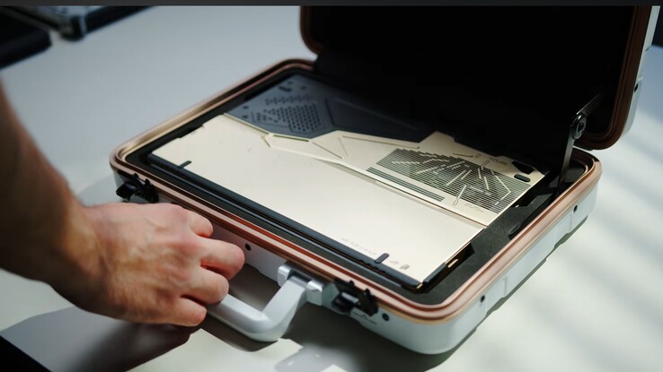 Asus ROG Flow Z13 KJP поставляется в причудливом корпусе.