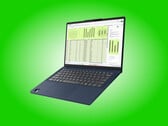 Модель IdeaPad Slim 3 14Q7X11 доступна в цветовых вариантах «Cosmic Blue» и «Luna Grey»; на фотографии представлен первый из них.