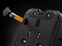Адаптер Tessan Aero 70 Smart Travel Adapter оснащен встроенным предохранителем.