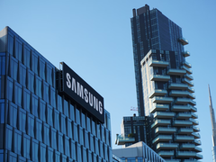 Samsung утверждает, что их новая технология была разработана в партнерстве с Medical AI. На фотографии - логотип Samsung на здании. (Источник изображения: Babak Habibi на Unsplash)