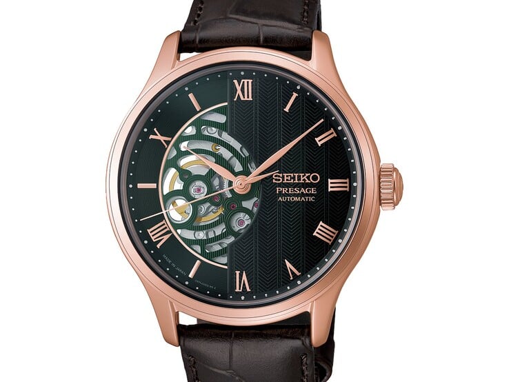 Крупный план зелёного циферблата часов Seiko Presage HCB007, на котором виден его фактурный геометрический узор