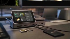 Лучше и быть не может: Pexarbolt Ultra — это док-станция Thunderbolt 5 с сенсорным экраном и, пожалуй, самым обширным набором портов на рынке.