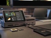 Лучше и быть не может: Pexarbolt Ultra — это док-станция Thunderbolt 5 с сенсорным экраном и, пожалуй, самым обширным набором портов на рынке.