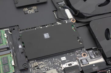 Слоты PCIe5 SSD 'SSD2' и 'SSD3' расположены под теплораспределителем