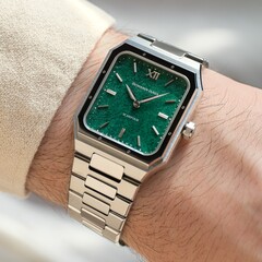 Часы Scarifour из зеленого нефрита обладают водонепроницаемостью 50 м (50 бар) (Источник изображения: Benjamin James Watches)