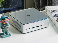 Mix Pro II имеет прозрачную верхнюю часть и подсветку, опоясывающую его переднюю и правую стороны.