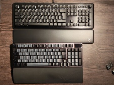 При прямом сравнении с Turtle Beach Vulcan II, ASUS ROG Azoth 96 HE выглядит очень компактной. (Источник изображения: Notebookcheck)