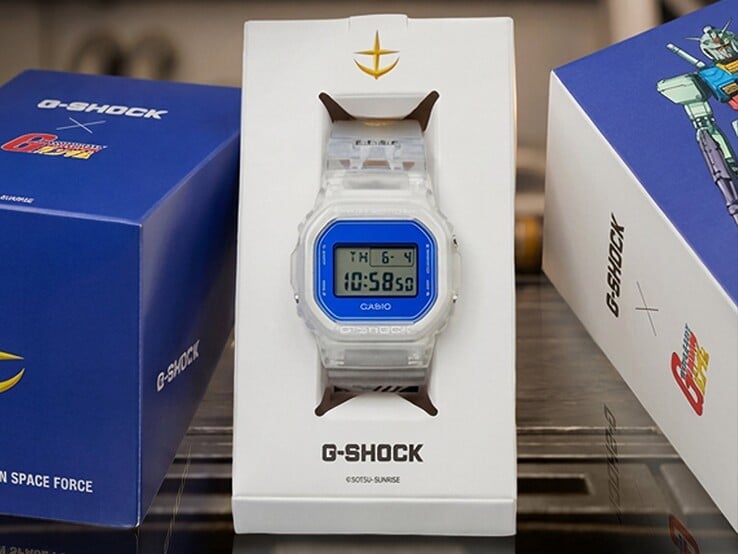 Casio G-Shock x Mobile Suit Gundam DW-5600 с прозрачным корпусом и ремешком, синим ободком, брендингом E.F.S.F. и коллекционной упаковкой с иллюстрациями Gundam.