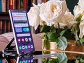 Samsung Galaxy S25 Ultra, стоящий вертикально на столе; на дисплее виден открытый веб-сайт