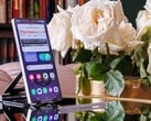 Samsung Galaxy S25 Ultra, стоящий вертикально на столе; на дисплее виден открытый веб-сайт