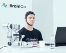 Пользователь технологии управления сознанием компании BrainCo механически берет яблоко, используя исключительно силу мысли.