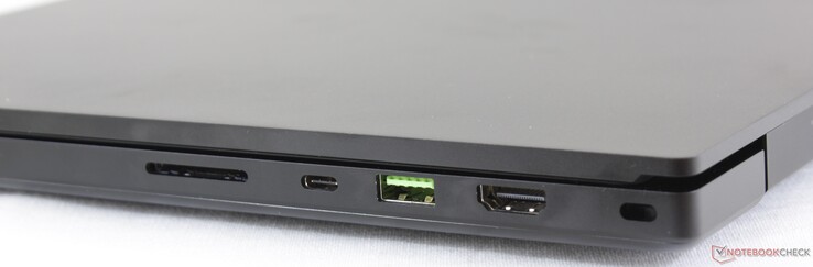 Правая сторона: картридер UHS-III, USB Type-C + Thunderbolt 3, USB 3.2 Gen. 2, HDMI 2.0b, слот для замка Kensington