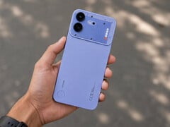 Смартфон Nothing Phone (4b) синего цвета.