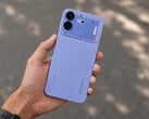 Смартфон Nothing Phone (4b) синего цвета.