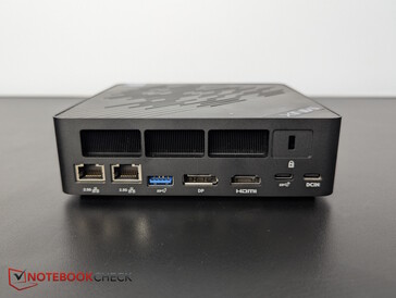 Задняя часть: Двойной 2.5G Ethernet, USB-A 3.2 Gen2, DP 1.4, HDMI 2.1, USB-C 3.2 Gen2x2, Kensington