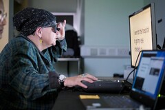 Пациент проходит обучение после получения электронного глазного импланта PRIMA (Источник изображения: Moorfields Eye Hospital)